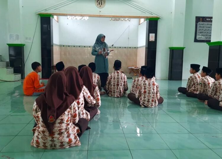 Waka Kesiswaan Beri Pembinaan kepada Siswa Penggalang MTsN 6 Bantul yang Kurang Aktif dalam Kegiatan Pramuka 46 MTsN 6 Bantul