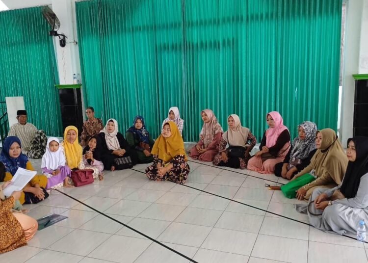 Wali Kelas VIIIC Bagikan Nilai PTS Semester Ganjil kepada Orang Tua Siswa 46 PTS