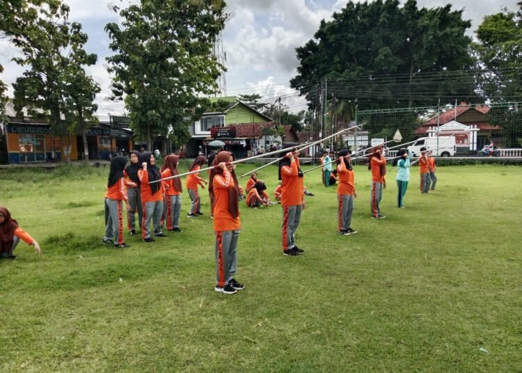 Kelas 9B MTsN 6 Bantul Antusias Mengikuti Pelajaran PJOK dengan Materi Lempar Lembing 46 MTsN 6 Bantul