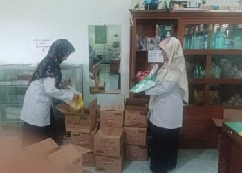 Pengurus Koperasi MTsN 6 Bantul Packing Barang Belanja Wajib untuk Anggota 56 MTsN 6 Bantul