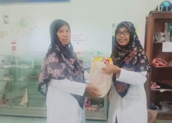 Pengurus Koperasi MTsN 6 Bantul Serahkan Minyak Goreng sebagai Wajib Belanja Koperasi 57 MTsN 6 Bantul