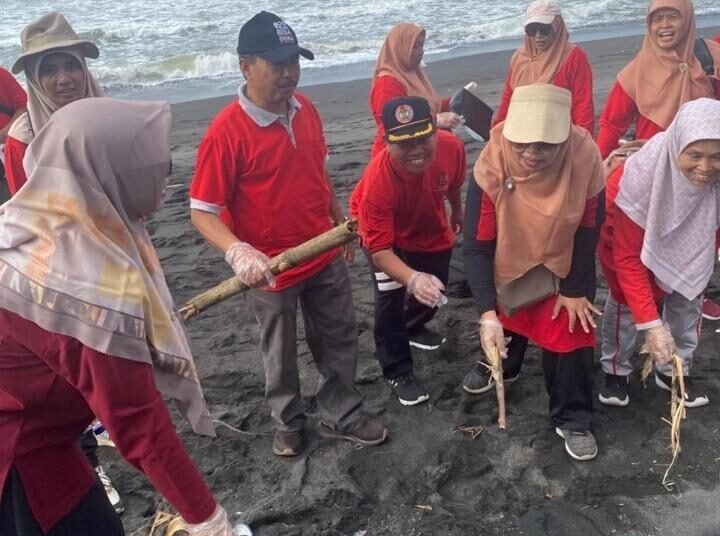 Semangat Adiwiyata Menyala di Pantai Baru Bersama Para Guru MTs Negeri 6 Bantul 46 MTs Negeri 6 Bantul