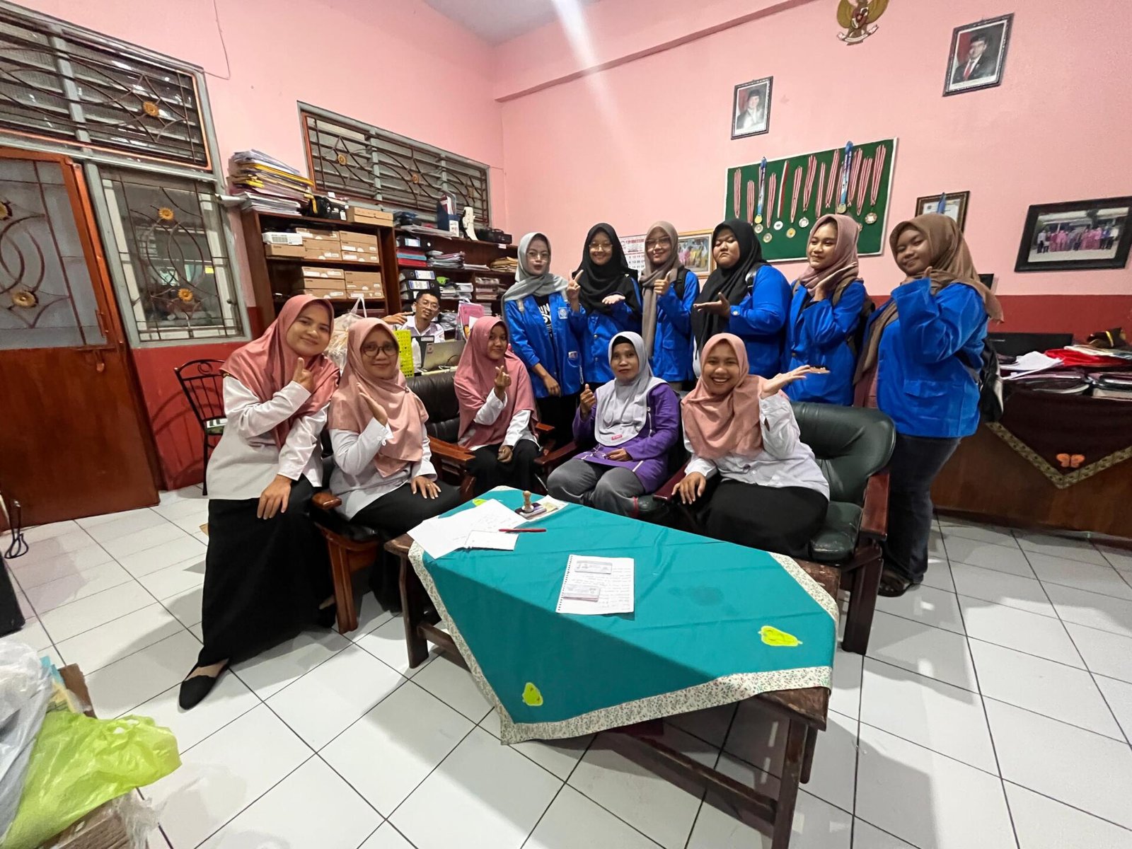 Foto Bersama Para guru SDN 1 Tegalsari