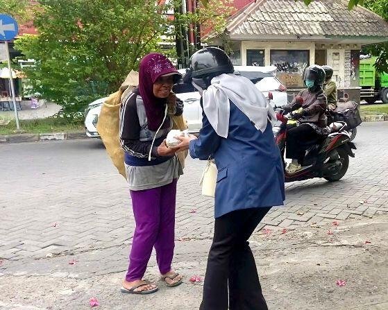 Mahasiswi Muhammadiyah Gresik Berbagi Nasi Bungkus di Pinggir jalan raya, Wujud Kepedulian Sosial dan Empati 46 IMG 20251101 WA0009