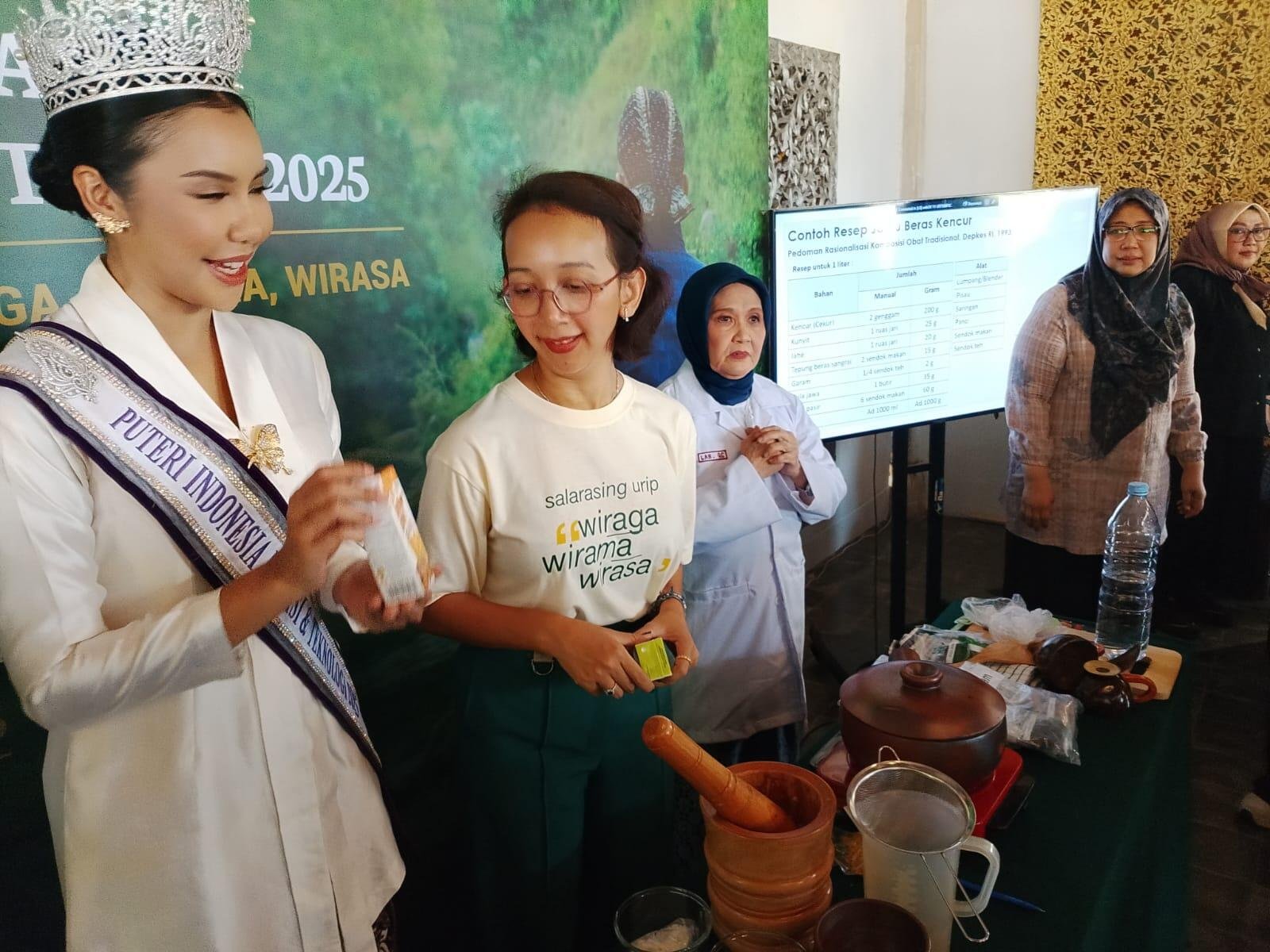 Gusti Kanjeng Ratu Bendara ketika mencoba membuat jamu tradisional (Foto Yusuf)