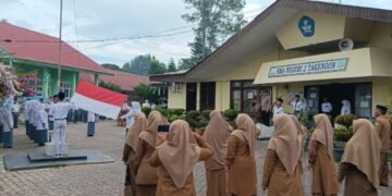 Kasat Binmas Polres Aceh Tengah AKP Saudin Situmorang, S.Pd bertindak sebagai inspektur upacara. | Foto : Humas Polres Aceh Tengah.