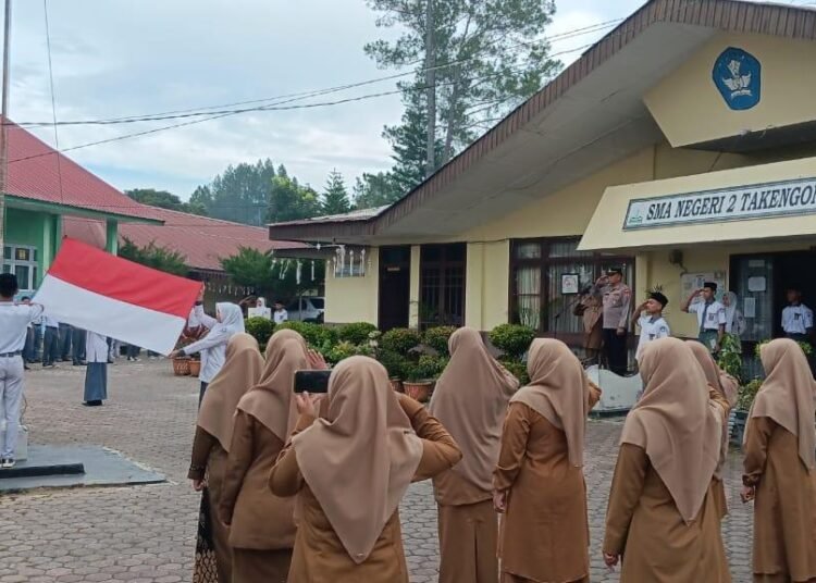 Satbinmas Polres Aceh Tengah Tanamkan Nilai Disiplin dan Etika di SMA Negeri 2 Takengon 46 Kasat Binmas Polres Aceh Tengah AKP Saudin Situmorang, S.Pd bertindak sebagai inspektur upacara. | Foto : Humas Polres Aceh Tengah.
