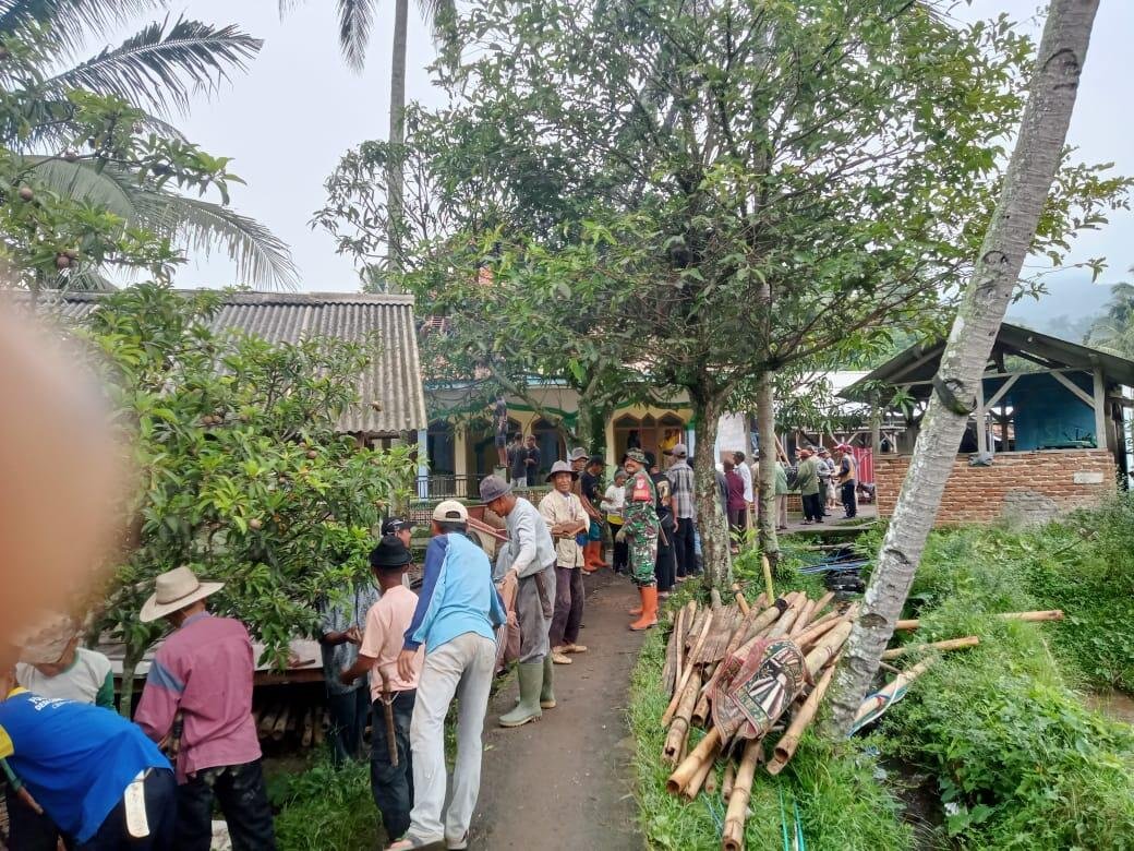 Serda Dadang Sutisna : Pimpin Gotong Royong Warga Kampung Naringgul dalam Rehabilitasi Masjid