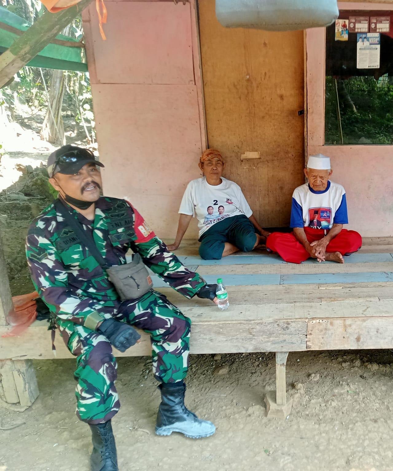 Gotong-royong di pimpin oleh Serda Dadang Sutisna Babinsa Desa Cirama girang dalam kegiatan rehabilitasi masjid.