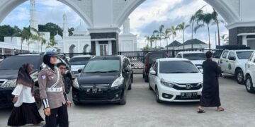 Polwan Barru Hadir Beri Rasa Aman Saat Ibadah Jumat 29 Polwan Satlantas Barru Turun Kawal Ibadah Jumat