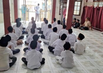 Peringatan Maulid Nabi Muhammad SAW di Gampong Keude Blang Ara, Minggu (09/11/2025), berlangsung penuh kekhidmatan dan kehangatan. Bertempat di Meunasah Bulang Ara, masyarakat bersama Mahasiswa KPM Kelompok 41 menjadikan momentum Maulid sebagai ajang mempererat silaturahmi, menjaga tradisi, sekaligus meneguhkan cinta kepada Rasulullah SAW. Sejak pagi, warga sudah terlihat antusias mempersiapkan segala keperluan acara. Hidangan khas Maulid hasil gotong royong setiap rumah tangga dikumpulkan di meunasah, lalu disajikan dan dinikmati bersama. Tradisi ini menjadi simbol solidaritas dan kekeluargaan yang masih terjaga kuat di tengah masyarakat Keude Blang Ara. Berbeda dengan peringatan Maulid di beberapa tempat lain, kegiatan tahun ini tidak menghadirkan penceramah. Sebagai gantinya, rangkaian acara diisi dengan zikir bersama yang dipimpin oleh tokoh masyarakat serta beberapa group zikir setempat. Alunan zikir yang menggema di meunasah menciptakan suasana tenang, khusyuk, dan penuh keteduhan. Kami senang bisa ikut membantu masyarakat dalam mempersiapkan dan memeriahkan Maulid tahun ini. Tradisi seperti ini harus terus dijaga karena menjadi perekat hubungan antarwarga, ujar Erlianda, salah satu peserta KPM di Gampong Buloh Blang Ara. Acara ditutup dengan pembagian hidangan kepada seluruh warga yang hadir. Selain membawa berkah, tradisi ini juga menjadi sarana memperkuat harmoni dan kearifan lokal masyarakat gampong. Peringatan Maulid Nabi Muhammad SAW di Meunasah Blang Ara tahun ini diharapkan menjadi inspirasi bagi generasi muda untuk terus melestarikan budaya religius Aceh yang khas sederhana, penuh makna, dan sarat nilai kebersamaan.
