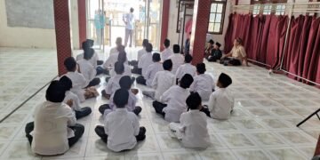 Peringatan Maulid Nabi Muhammad SAW di Gampong Keude Blang Ara, Minggu (09/11/2025), berlangsung penuh kekhidmatan dan kehangatan. Bertempat di Meunasah Bulang Ara, masyarakat bersama Mahasiswa KPM Kelompok 41 menjadikan momentum Maulid sebagai ajang mempererat silaturahmi, menjaga tradisi, sekaligus meneguhkan cinta kepada Rasulullah SAW. Sejak pagi, warga sudah terlihat antusias mempersiapkan segala keperluan acara. Hidangan khas Maulid hasil gotong royong setiap rumah tangga dikumpulkan di meunasah, lalu disajikan dan dinikmati bersama. Tradisi ini menjadi simbol solidaritas dan kekeluargaan yang masih terjaga kuat di tengah masyarakat Keude Blang Ara. Berbeda dengan peringatan Maulid di beberapa tempat lain, kegiatan tahun ini tidak menghadirkan penceramah. Sebagai gantinya, rangkaian acara diisi dengan zikir bersama yang dipimpin oleh tokoh masyarakat serta beberapa group zikir setempat. Alunan zikir yang menggema di meunasah menciptakan suasana tenang, khusyuk, dan penuh keteduhan. Kami senang bisa ikut membantu masyarakat dalam mempersiapkan dan memeriahkan Maulid tahun ini. Tradisi seperti ini harus terus dijaga karena menjadi perekat hubungan antarwarga, ujar Erlianda, salah satu peserta KPM di Gampong Buloh Blang Ara. Acara ditutup dengan pembagian hidangan kepada seluruh warga yang hadir. Selain membawa berkah, tradisi ini juga menjadi sarana memperkuat harmoni dan kearifan lokal masyarakat gampong. Peringatan Maulid Nabi Muhammad SAW di Meunasah Blang Ara tahun ini diharapkan menjadi inspirasi bagi generasi muda untuk terus melestarikan budaya religius Aceh yang khas sederhana, penuh makna, dan sarat nilai kebersamaan.