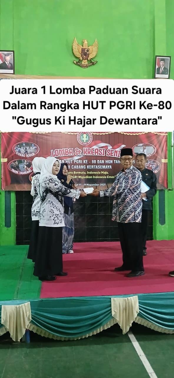 Penyerahan Juara Lomba Paduan Suara Tingkat Kecamatan Kertasemaya