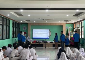 Membangun Ekosistem Digital Sehat: Mahasiswa Universitas Bina Sarana Informatika gelar pelatihan literasi mengenai Etika Bermedia Sosial di SMA MUHAMMADIYAH 12 Jakarta Timur 51 literasi