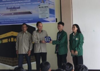 Pemberian apresiasi berupa Plankat kepada pihak sekolah