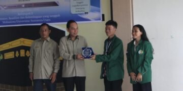 Pemberian apresiasi berupa Plankat kepada pihak sekolah