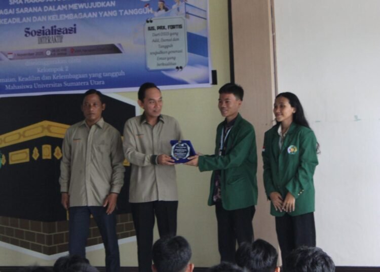 Pemberian apresiasi berupa Plankat kepada pihak sekolah