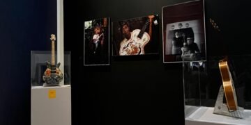 Jakarta, 20 November 2025 — Indonesia Music Summit 2025 yang berlangsung pada 19–20 November di Taman Ismail Marzuki (TIM), Jakarta, menghadirkan sejumlah agenda, salah satunya pameran musik yang dipusatkan di Galeri Emiria Soenassa. Pameran ini menampilkan arsip musik, karya visual, hingga koleksi yang menggambarkan dinamika industri musik Indonesia dari masa ke masa. Sejak pagi, aliran pengunjung tampak stabil memasuki ruang galeri. Di bagian awal pameran, pengunjung disambut oleh deretan foto musisi legendaris Indonesia dari Rhoma Irama hingga Nike Ardilla yang dipajang disana. Sorotan lampu galeri membuat setiap detail mulai dari foto lawas sampai ekspresi panggung terlihat jelas dan hidup. Di sisi lain ruang pameran, meja panjang menampilkan buku-buku bertema musik yang sedang banyak dibicarakan publik maupun pelaku industri. Beberapa judul yang dipamerkan antara lain buku mengenai hak cipta musik, laporan tentang kondisi pekerja ragam gender di ekosistem seni dan kreatif, serta panduan mengenai festival musik ramah lingkungan. Beberapa siswa tampak membaca ringkasan konten buku atau mendiskusikannya dengan rekan mereka. Di sudut lain, area pameran gitar hasil lomba menghias dan melukis menjadi titik paling mencuri perhatian. Deretan gitar yang diberi motif batik, lukisan abstrak, hingga desain modern berwarna cerah membuat banyak laki-laki yang berpenampilan seperti seniman berhenti untuk mengamati detail visual dan mengambil foto. Tak kalah menarik adalah etalase kaca berisi koleksi kaset jadul dari dekade 70-an hingga 90-an. Sampul kaset yang mulai memudar namun masih ikonik menarik minat banyak pengunjung. Sebuah pemutar kaset tua yang mengalunkan cuplikan lagu-lagu klasik Indonesia menambah suasana autentik tanpa berlebihan. “Melalui arsip visual, koleksi fisik, dan literatur musik, kami ingin menghadirkan ruang belajar sekaligus ruang apresiasi. Musik berkembang bukan hanya dari panggung, tetapi juga dari kerja keras para pekerja seni di belakangnya,” ujar Rani, salah satu panitia acara. Selama dua hari penyelenggaraan, pameran di Galeri Emiria Soenassa menjadi salah satu acara yang paling ramai dikunjungi dalam Indonesia Music Summit 2025. Banyak pengunjung terlihat menikmati pameran sambil berdiskusi, menunjukkan antusiasme terhadap literasi dan sejarah musik tanah air.