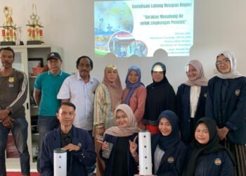 Mahasiswa UNESA Sosialisasikan Biopori untuk Warga Peneleh RW III 47 Mahasiswa Sosiologi UNESA bersama warga Peneleh RW III pada kegiatan sosialisasi biopori.