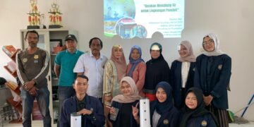 Mahasiswa Sosiologi UNESA bersama warga Peneleh RW III pada kegiatan sosialisasi biopori.