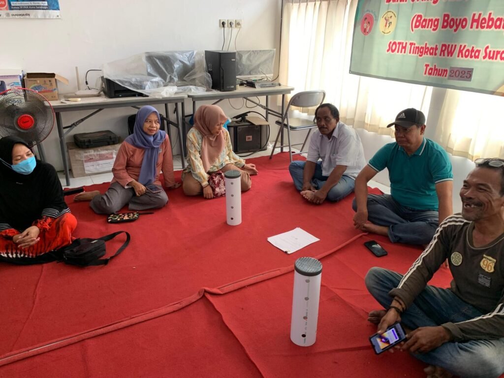 Warga Peneleh RW III mengikuti sesi sosialisasi biopori bersama mahasiswa UNESA.