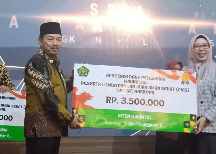 Kepala MTsN 6 Bantul Terima Penghargaan PJAS Tingkat Nasional 46 MTsN 6 Bantul