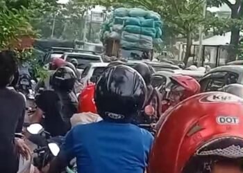 Jalur Dampit–Kebet Barat Made Lumpuh Total, Kendaraan dari Barat ke Timur Tak Bisa Bergerak 46 Oplus_0