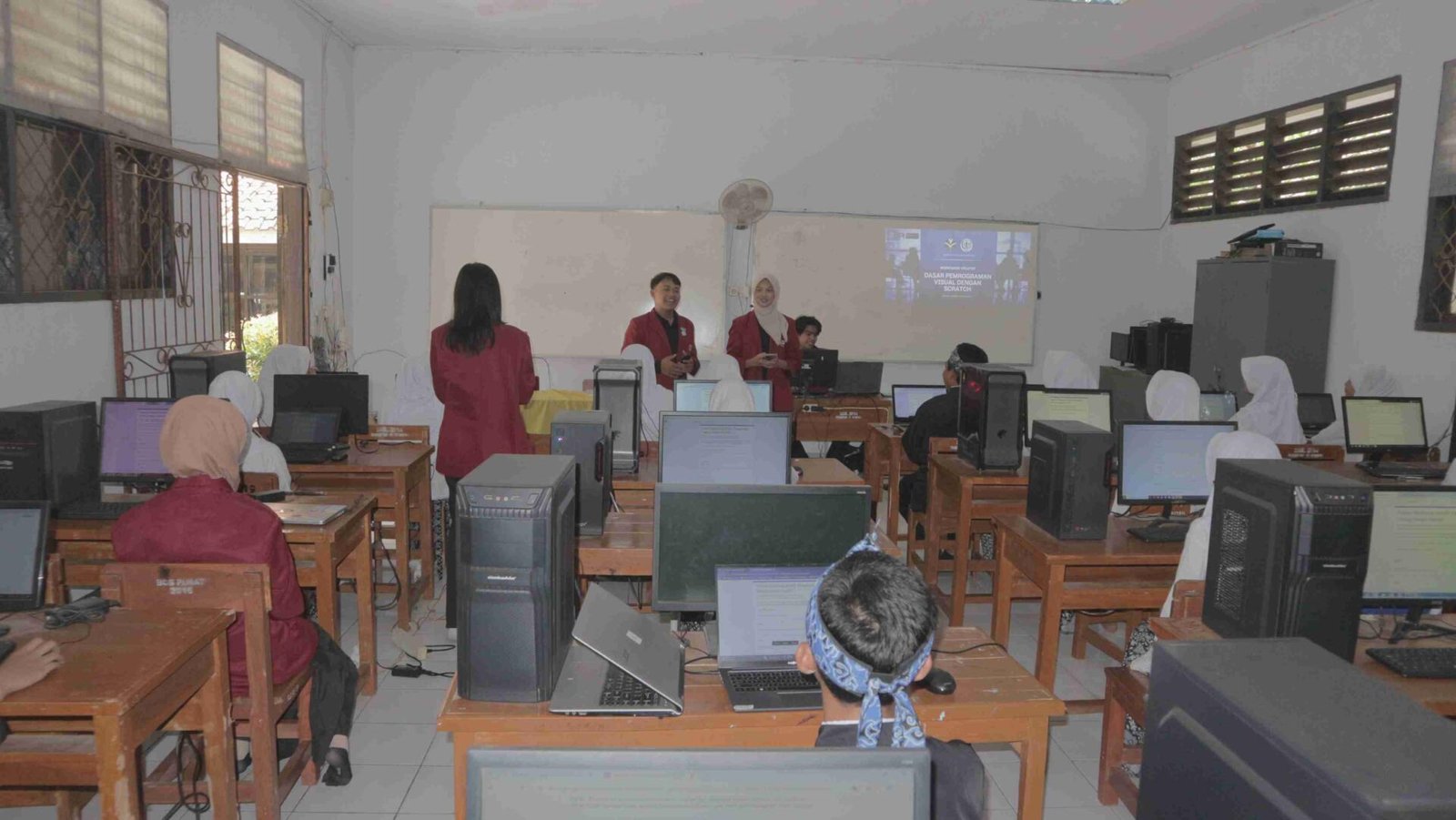 Mahasiswa UPI Purwakarta Gelar Workshop Kreatif Belajar Coding di SMPN 6 Purwakarta 47 IMG 2281 11zon