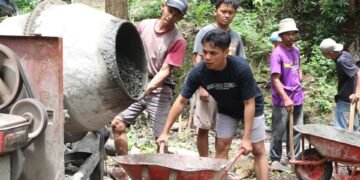 Mahasiswa Pelaksana KKN Tematik DPTSP UNY 2025 melaksanakan pengabdian kepada masyarakat di Padukuhan Penggung dengan menginisiasi Pembangunan Lapangan Voli