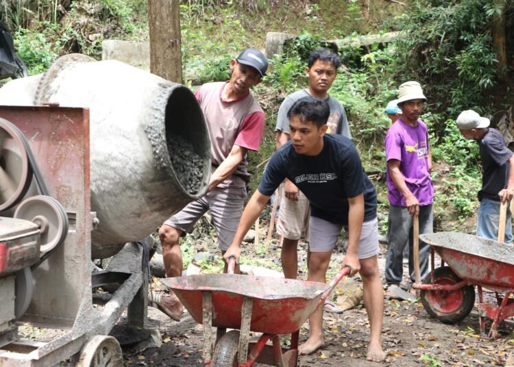 Mahasiswa Pelaksana KKN Tematik DPTSP UNY 2025 melaksanakan pengabdian kepada masyarakat di Padukuhan Penggung dengan menginisiasi Pembangunan Lapangan Voli