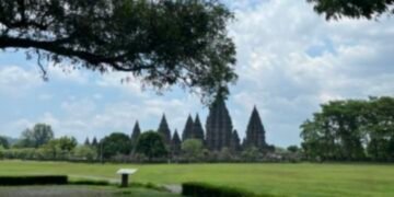 Candi Borobudur adalah sebuah mahakarya megah peninggalan agama Buddha yang berdiri kokoh di Magelang, Jawa Tengah. Dikelilingi perbukitan hijau dan hamparan sawah yang luas, candi ini tampak seperti gunung batu raksasa yang tersusun dari ribuan balok andesit. Ketika matahari pagi terbit, cahaya keemasan menyinari relief-reliefnya yang penuh kisah, seolah membangunkan kembali cerita masa lampau. Dibangun pada abad ke-8 oleh Dinasti Syailendra, Borobudur bukan sekadar bangunan, tetapi juga sebuah perjalanan spiritual. Setiap tingkatnya menggambarkan tahapan kehidupan manusia menuju pencerahan. Dari Kamadhatu yang menceritakan dunia nafsu, naik ke Rupadhatu yang melukiskan dunia bentuk, hingga akhirnya mencapai Arupadhatu—tingkat tertinggi tanpa bentuk—yang ditandai oleh stupa besar di puncak. Relief-relief yang terukir pada dinding candi mengisahkan ajaran Buddha, kehidupan masyarakat kuno, hingga perjalanan Siddhartha Gautama mencari kebenaran. Pengunjung yang berjalan mengelilingi candi seolah sedang menelusuri kisah yang hidup dalam batu. Hingga kini, Candi Borobudur berdiri sebagai simbol kejayaan peradaban Nusantara dan menjadi warisan dunia yang diakui UNESCO. Keindahan, kebijaksanaan, dan kemegahan yang terpancar dari setiap sudutnya menjadikan Borobudur bukan hanya sebuah situs sejarah, tetapi juga tempat yang menginspirasi jutaan orang dari seluruh dunia. gc
