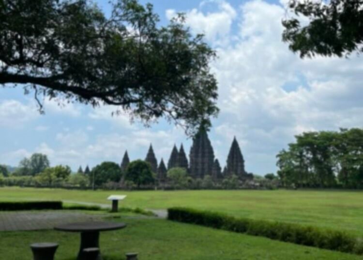 Candi Borobudur adalah sebuah mahakarya megah peninggalan agama Buddha yang berdiri kokoh di Magelang, Jawa Tengah. Dikelilingi perbukitan hijau dan hamparan sawah yang luas, candi ini tampak seperti gunung batu raksasa yang tersusun dari ribuan balok andesit. Ketika matahari pagi terbit, cahaya keemasan menyinari relief-reliefnya yang penuh kisah, seolah membangunkan kembali cerita masa lampau. Dibangun pada abad ke-8 oleh Dinasti Syailendra, Borobudur bukan sekadar bangunan, tetapi juga sebuah perjalanan spiritual. Setiap tingkatnya menggambarkan tahapan kehidupan manusia menuju pencerahan. Dari Kamadhatu yang menceritakan dunia nafsu, naik ke Rupadhatu yang melukiskan dunia bentuk, hingga akhirnya mencapai Arupadhatu—tingkat tertinggi tanpa bentuk—yang ditandai oleh stupa besar di puncak. Relief-relief yang terukir pada dinding candi mengisahkan ajaran Buddha, kehidupan masyarakat kuno, hingga perjalanan Siddhartha Gautama mencari kebenaran. Pengunjung yang berjalan mengelilingi candi seolah sedang menelusuri kisah yang hidup dalam batu. Hingga kini, Candi Borobudur berdiri sebagai simbol kejayaan peradaban Nusantara dan menjadi warisan dunia yang diakui UNESCO. Keindahan, kebijaksanaan, dan kemegahan yang terpancar dari setiap sudutnya menjadikan Borobudur bukan hanya sebuah situs sejarah, tetapi juga tempat yang menginspirasi jutaan orang dari seluruh dunia. gc