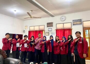 Mahasiswa UPI Purwakarta Kenalkan Cara Berpikir Komputasional dan Teknologi Digital kepada Siswa SDIT Cendekia 46 Penyerahan Modul dan Alat Kepada Kepala Sekolah SDIT Cendekia Purwakarta