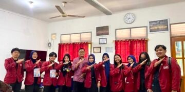Penyerahan Modul dan Alat Kepada Kepala Sekolah SDIT Cendekia Purwakarta