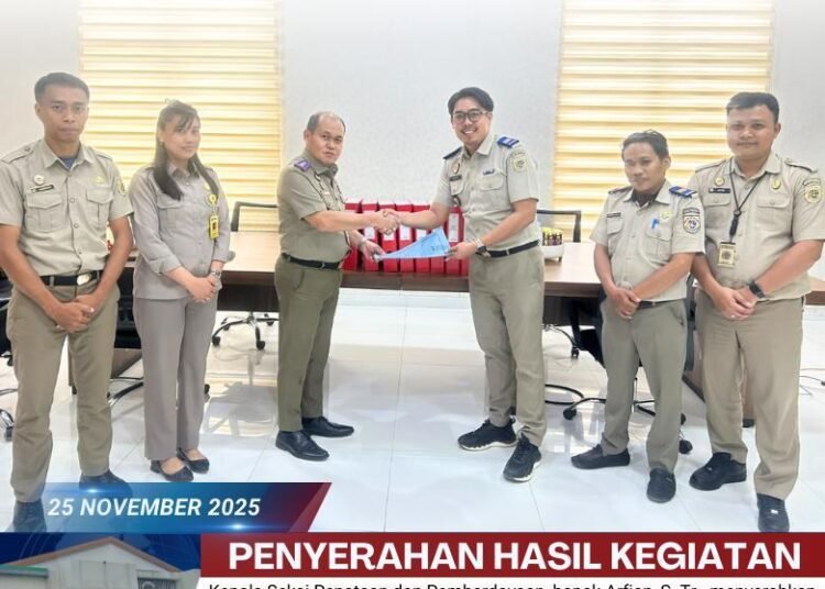Penyerahan Hasil Kegiatan Redistribusi Tanah T.A. 2025 di Kantor Pertanahan Kabupaten Toraja Utara 46 Kantor Pertanahan Kabupaten Toraja Utara