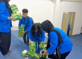 Para Mahasiswa UBSI saat melakukan Gotong Royong