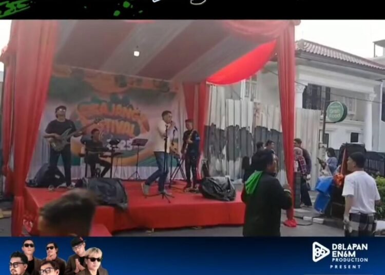 RNara Ikut Ajang 3 Dekade Berdanska Bareng Tipe-x Gambir Expo Jakarta 46 Rnara dan teman-temannya sedang bersemangat mengikuti acara musik bareng Tipe-X! Dengan energi ska yang khas, Tipe-X membawakan lagu-lagu hits seperti "Genit", "Salam Rindu", dan "Mawar Hitam" yang membuat semua orang di tempat acara ikut bergoyang dan bernyanyi bersama. Suasana semakin meriah dengan kehadiran para penggemar setia Tipe-X yang rela menunggu lama untuk menyaksikan penampilan langsung grup band legendaris ini. Rnara dan teman-temannya pasti memiliki kenangan tak terlupakan dari acara ini!