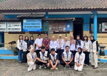 Mahasiswa UNNES GIAT Angkatan 13 Latih Siswa SDN Pledokan Berkreasi dengan Ecoprint di Totebag 48 Tim UNNES GIAT Angkatan 13 Desa Pledokan dan Para Guru SDN Pledokan (Sumber: Tim Dokumentasi UNNES GIAT 13 Desa Pledokan)