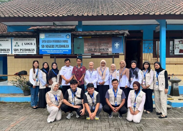Tim UNNES GIAT Angkatan 13 Desa Pledokan dan Para Guru SDN Pledokan (Sumber: Tim Dokumentasi UNNES GIAT 13 Desa Pledokan)