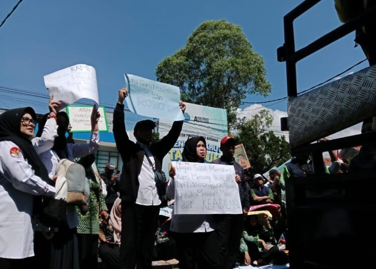 Kebahagiaan Guru Madrasah yang Masih Tertunda 46 WhatsApp Image 2025 10 10 at 08.57.58