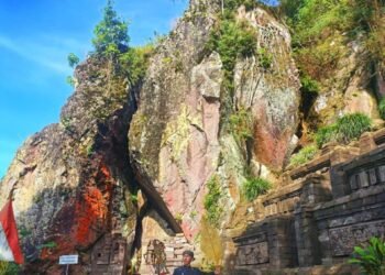 Ki Nuriyanto dan wayangnya di depan situs Candi Kendalisodo, Puncak Bekel, Gunung Penangungan, Mojokerto.