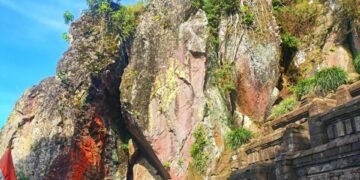 Ki Nuriyanto dan wayangnya di depan situs Candi Kendalisodo, Puncak Bekel, Gunung Penangungan, Mojokerto.