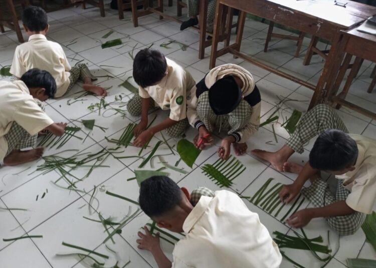 Guru Inovatif MIS Al-Mustofa : Ciptakan Pembelajaran Menyenangkan Lewat Media Alam 46 WhatsApp Image 2025 11 02 at 19.52.55