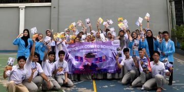 Mahasiswa Universitas Nusa Mandiri bersama siswa SMA Perjuangan Terpadu usai kegiatan Crevolux Goes to School: Empati untuk Masuk di lapangan sekolah, Senin (3/11/2025)