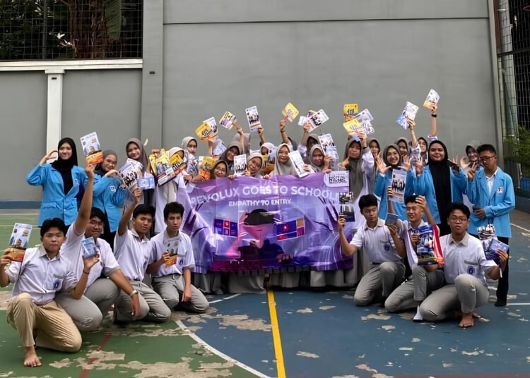 Mahasiswa Universitas Nusa Mandiri bersama siswa SMA Perjuangan Terpadu usai kegiatan Crevolux Goes to School: Empati untuk Masuk di lapangan sekolah, Senin (3/11/2025)