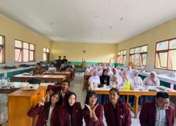 Tim Mahasiswa Telkom University bersama siswa SMAN 1 Ciparay setelah kegiatan sosialisasi