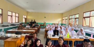 Tim Mahasiswa Telkom University bersama siswa SMAN 1 Ciparay setelah kegiatan sosialisasi