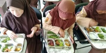 MIS Ar-Raudhotun Nur Bersinergi dengan SPPG Muhammadiyah Bayongbong untuk Sukseskan Program MBG Bergizi dan Higienis 32 WhatsApp Image 2025 11 06 at 17.33.22