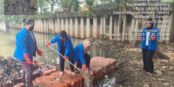 saya dan teman teman saya sedang membersihkan kali kedaung, Cengkareng