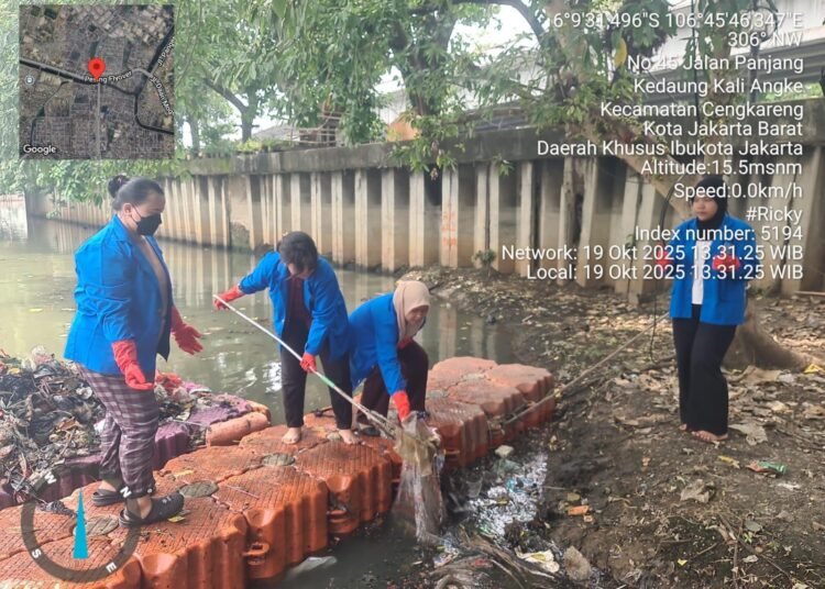 saya dan teman teman saya sedang membersihkan kali kedaung, Cengkareng